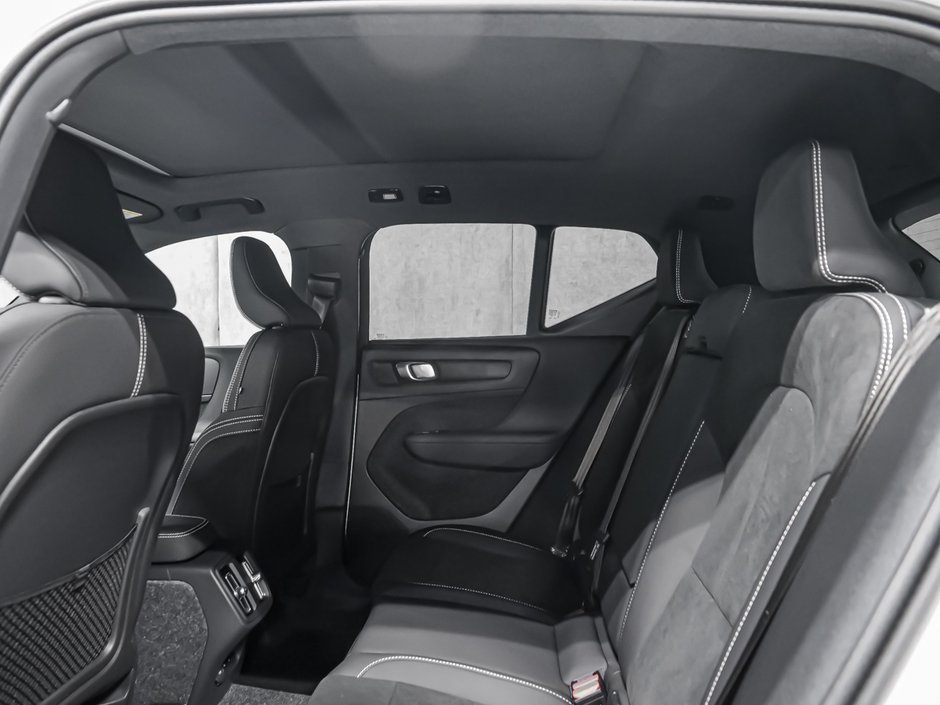 Volvo XC40 Plus (Dark Theme) 2026-11