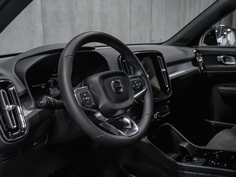 Volvo XC40 Plus (Dark Theme) 2026-7
