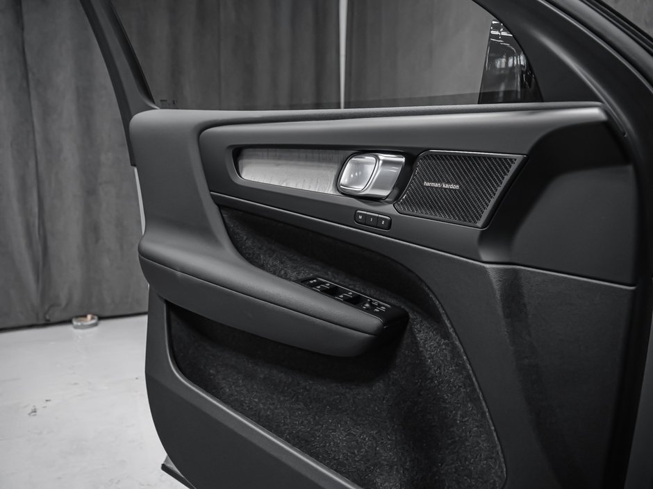 2026 Volvo XC40 Ultra (Dark Theme)-8