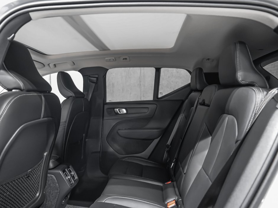 2026 Volvo XC40 Ultra (Dark Theme)-11