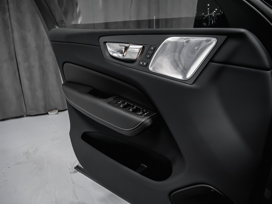 2025 Volvo XC60 Plug-in Hybrid ULTRA DARK THEME-10