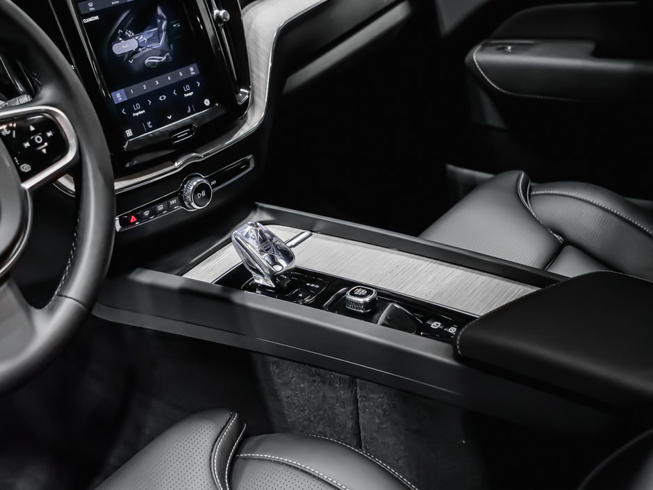 2025 Volvo XC60 Plug-in Hybrid ULTRA DARK THEME-8