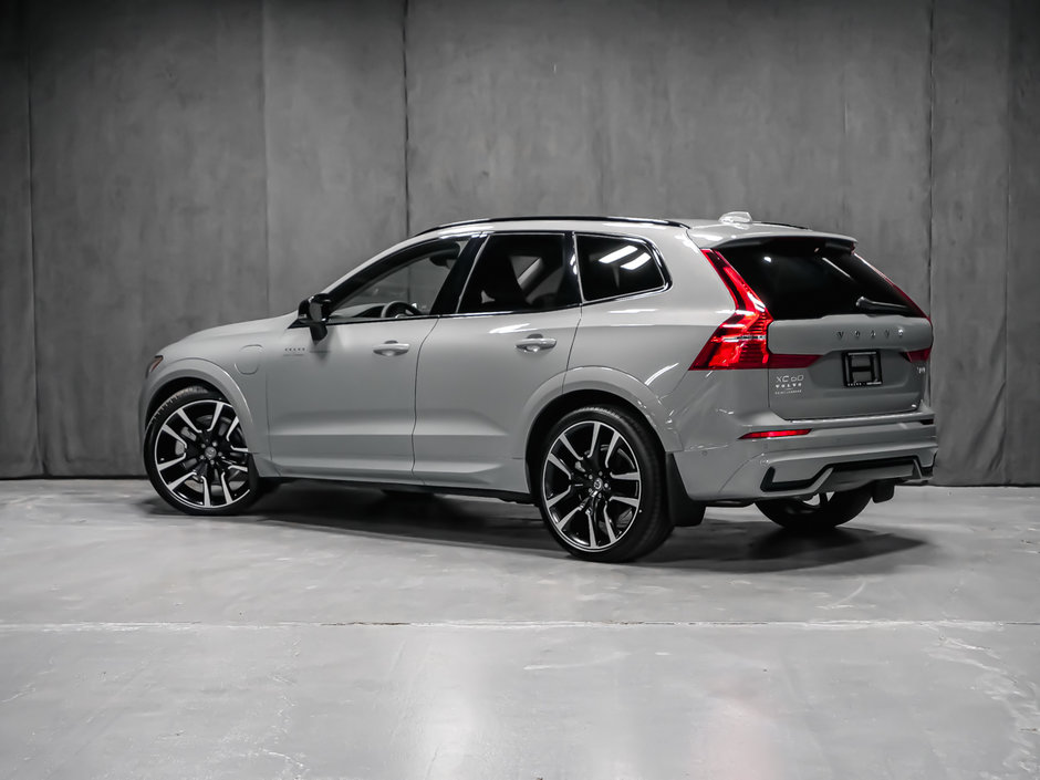 2025 Volvo XC60 Plug-in Hybrid ULTRA DARK THEME-3