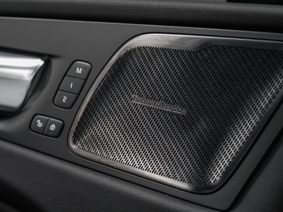 Volvo XC60 Plug-in Hybrid Ultra 2025-10