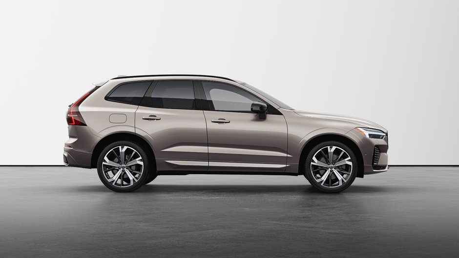 2025 Volvo XC60 Plug-in Hybrid Ultra Dark Theme-4