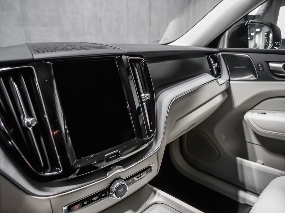 2025 Volvo XC60 Plug-in Hybrid Plus-11