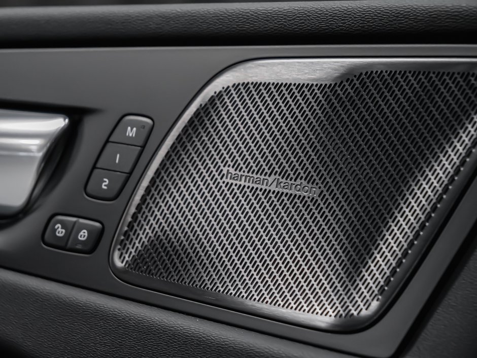 2026 Volvo XC60 Plug-in hybrid Ultra Black Edition-9