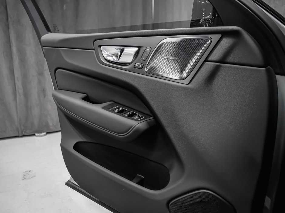2026 Volvo XC60 Plug-in hybrid Ultra Black Edition-8