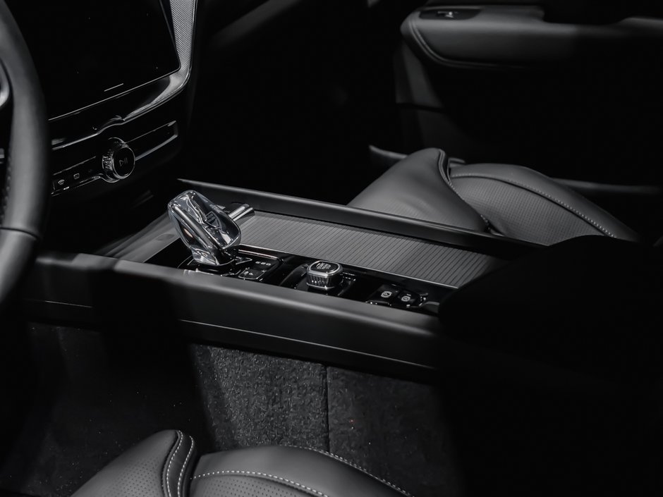 2026 Volvo XC60 Plug-in hybrid Ultra Black Edition-6