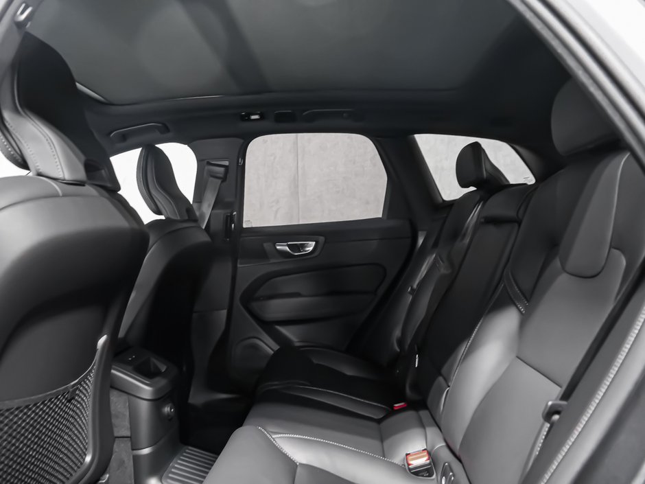 2026 Volvo XC60 Plug-in hybrid Ultra Black Edition-11