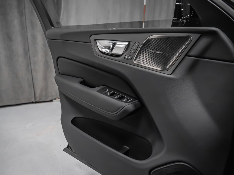 Volvo XC60 Plug-in hybrid Ultra Black Edition 2026-8