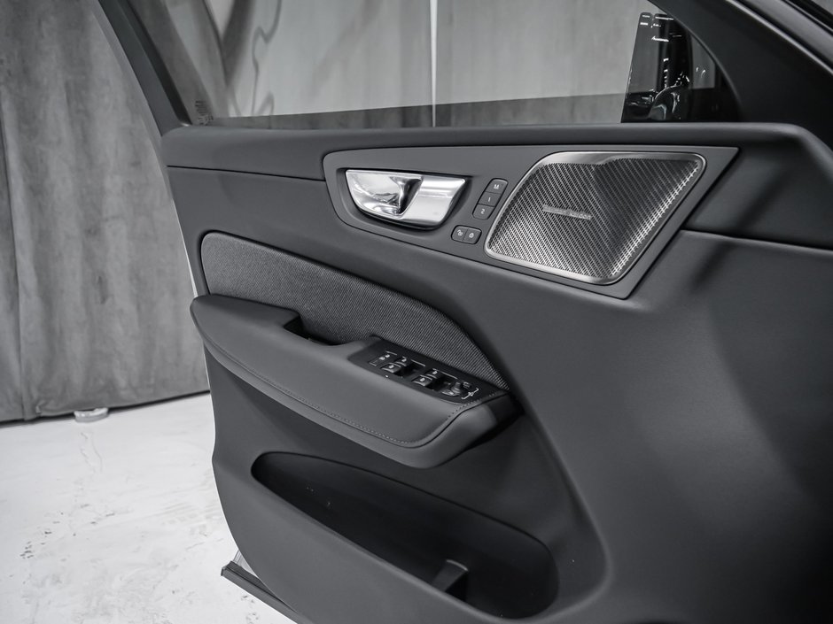 Volvo XC60 Plug-in hybrid Ultra Black Edition 2026-8