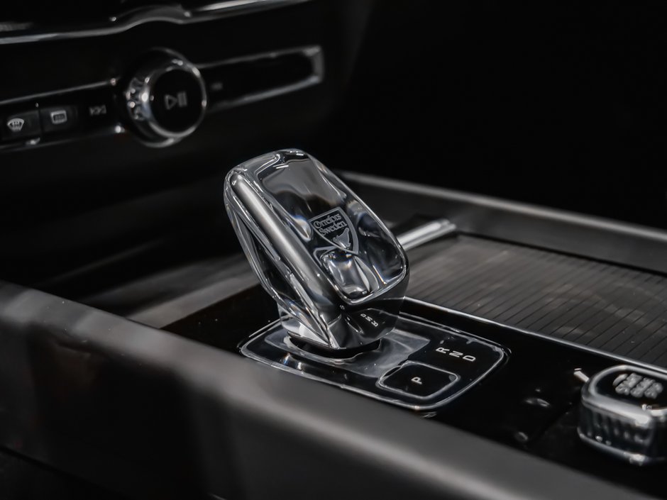 2026 Volvo XC60 Plug-in hybrid Ultra Black Edition-16
