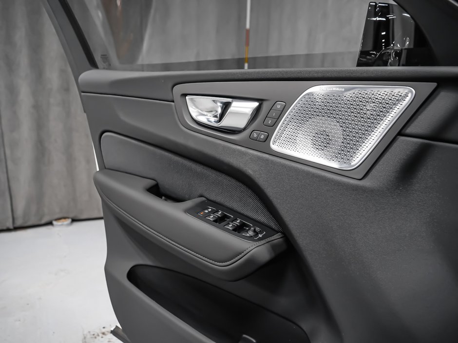 2026 Volvo XC60 Plug-in hybrid Ultra Black Edition-12