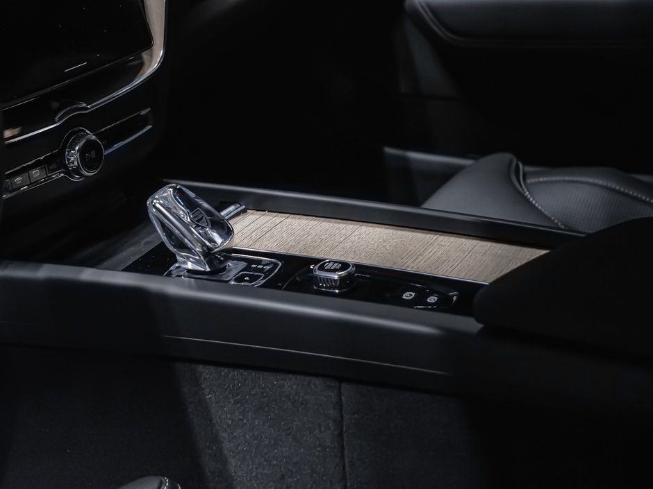 2027 Volvo XC60 Plug-in hybrid Ultra (Dark Theme)-6