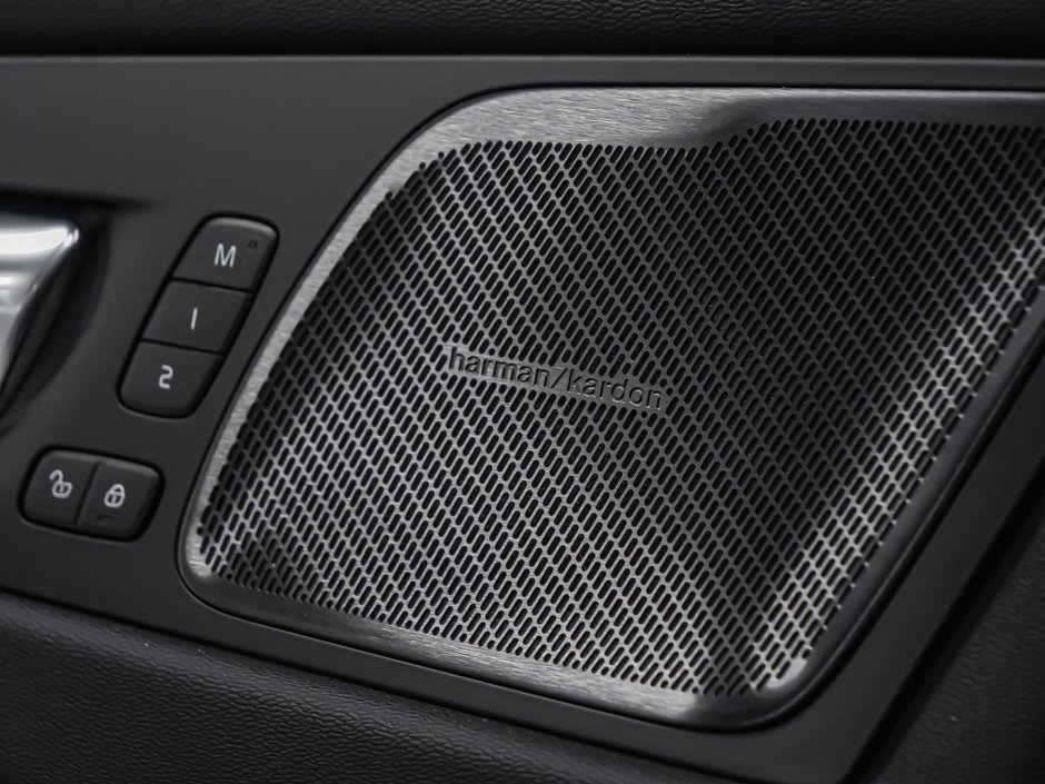 2027 Volvo XC60 Plug-in hybrid Ultra (Dark Theme)-9