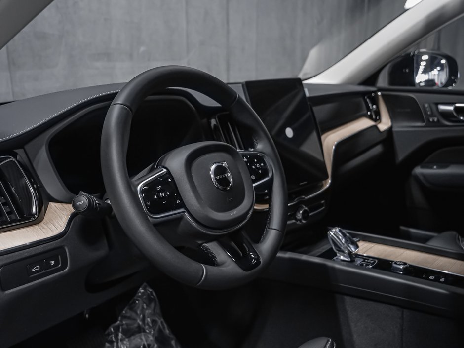 2027 Volvo XC60 Plug-in hybrid Ultra (Dark Theme)-7