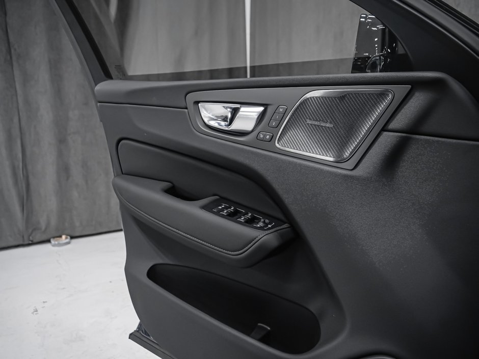2027 Volvo XC60 Plug-in hybrid Ultra (Dark Theme)-8