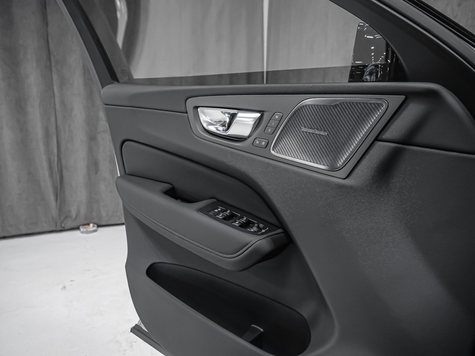 2027 Volvo XC60 Plug-in hybrid Ultra (Dark Theme)-8