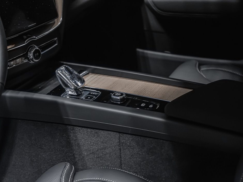 2027 Volvo XC60 Plug-in hybrid Ultra (Dark Theme)-6