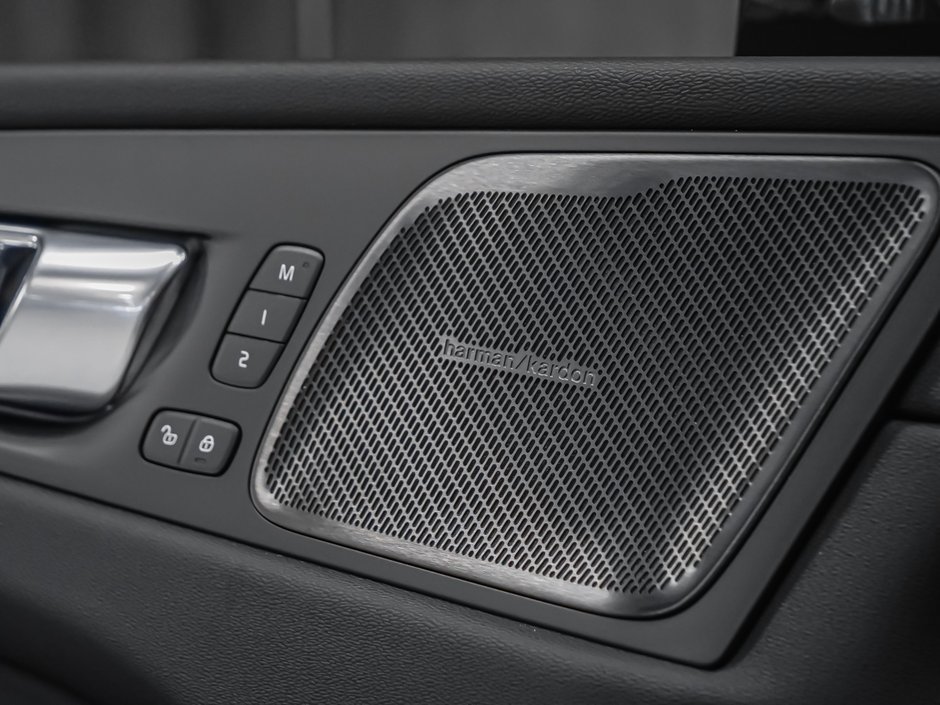 2027 Volvo XC60 Plug-in hybrid Ultra (Dark Theme)-9