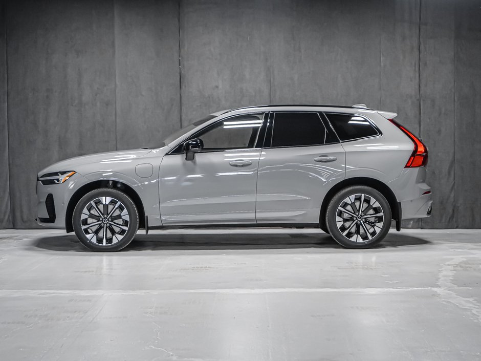 2027 Volvo XC60 Plug-in hybrid Ultra (Dark Theme)-2