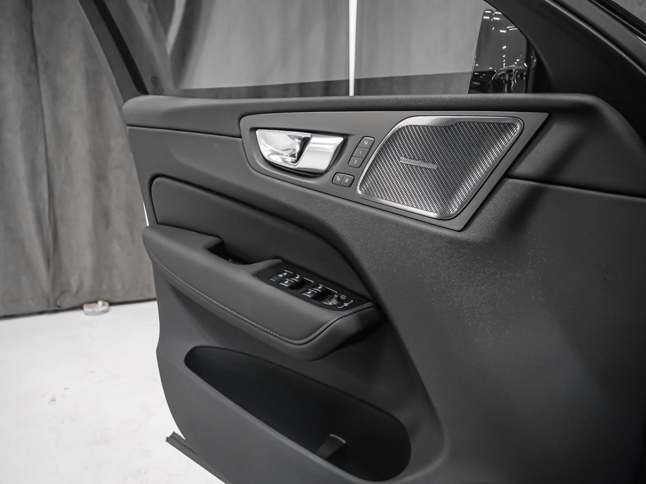 Volvo XC60 Plug-in hybrid Ultra (Dark Theme) 2027-8