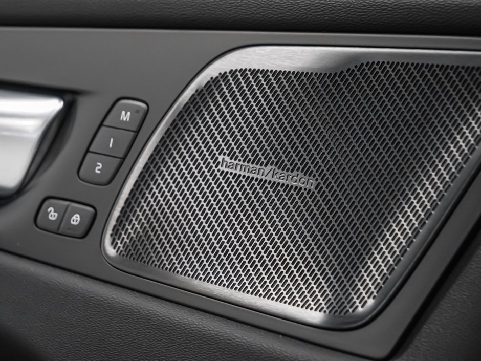 Volvo XC60 Plug-in hybrid Ultra (Dark Theme) 2027-9