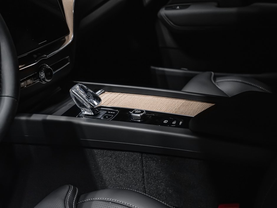 2027 Volvo XC60 Plug-in hybrid Ultra (Dark Theme)-6