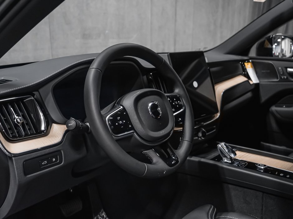 2027 Volvo XC60 Plug-in hybrid Ultra (Dark Theme)-7