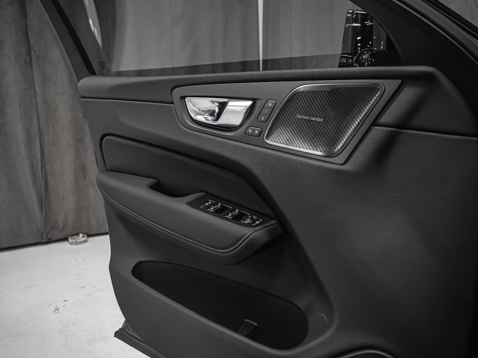 2027 Volvo XC60 Plug-in hybrid Ultra (Dark Theme)-8
