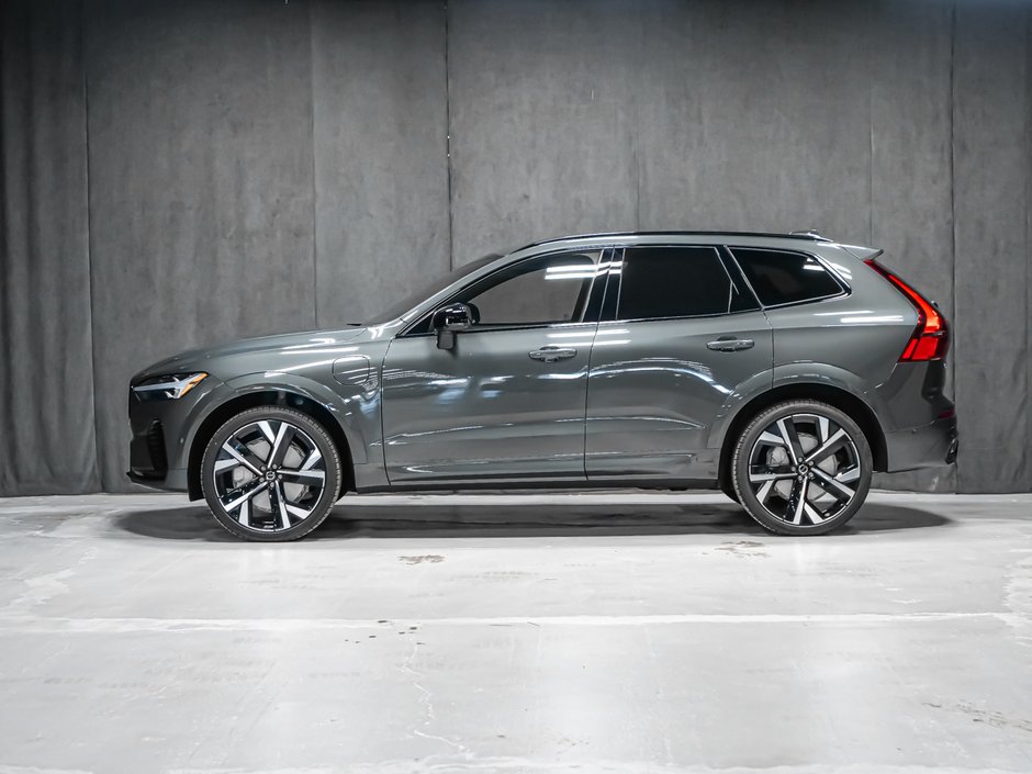 2027 Volvo XC60 Plug-in hybrid Ultra (Dark Theme)-2