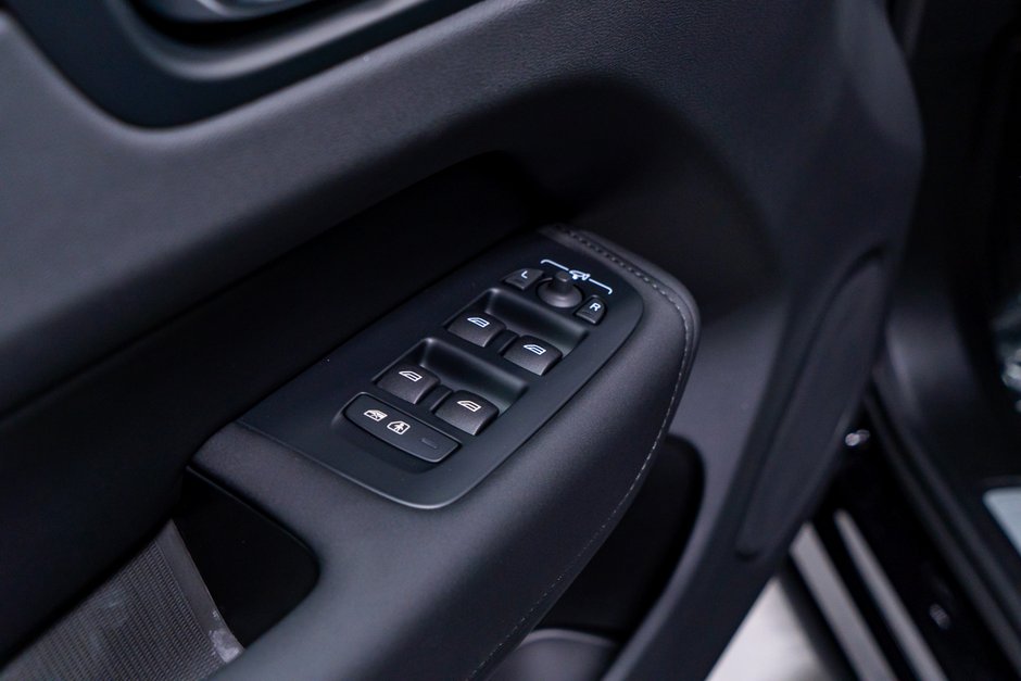 2027 Volvo XC60 Plug-in hybrid Ultra (Dark Theme)-16