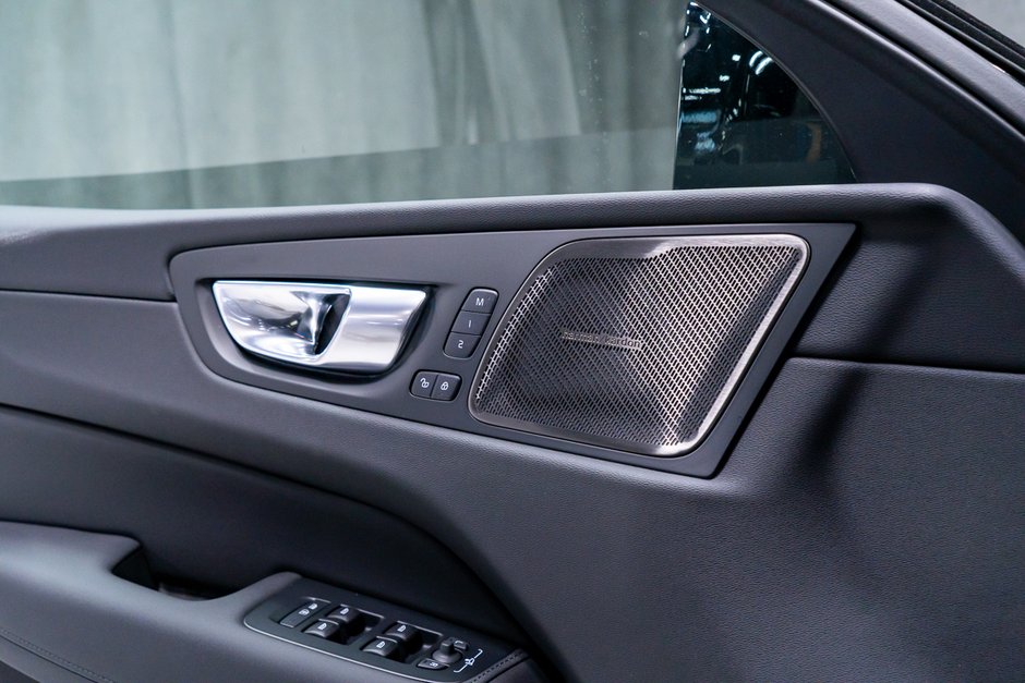 2027 Volvo XC60 Plug-in hybrid Ultra (Dark Theme)-15