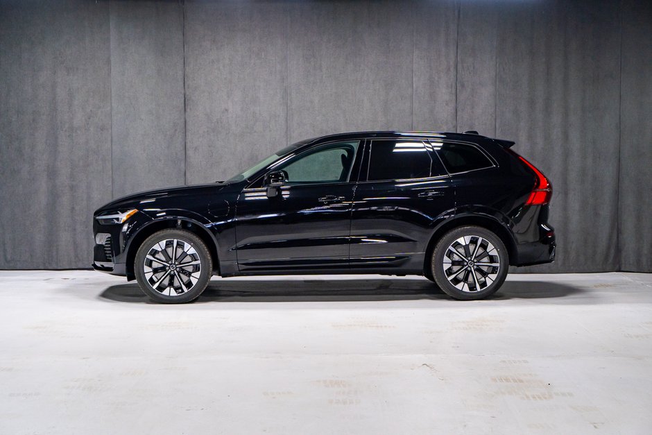 2027 Volvo XC60 Plug-in hybrid Ultra (Dark Theme)-2