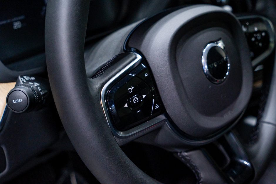 2027 Volvo XC60 Plug-in hybrid Ultra (Dark Theme)-9