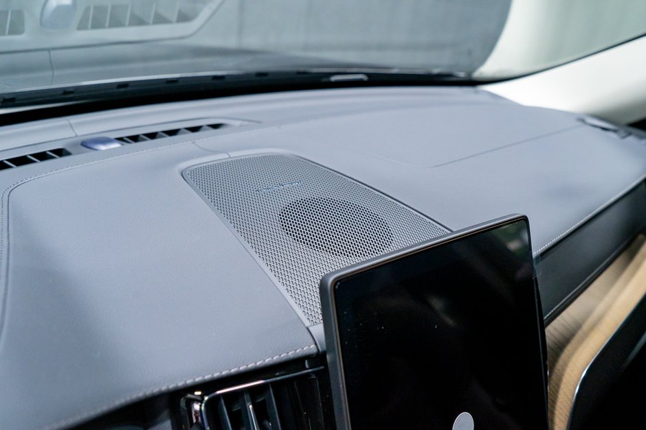2027 Volvo XC60 Plug-in hybrid Ultra (Dark Theme)-13