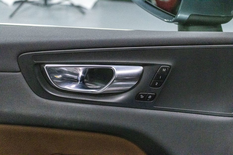 2021 Volvo XC60 Recharge T8 INSCIPTION EXPRESSION ADVANCED CLIMATE PREMIUM-24