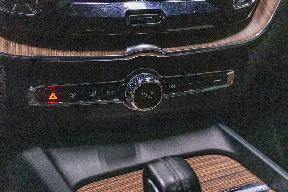 2021 Volvo XC60 Recharge T8 INSCIPTION EXPRESSION ADVANCED CLIMATE PREMIUM-16