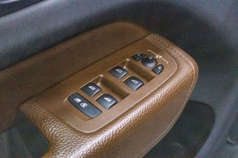 2021 Volvo XC60 Recharge T8 INSCIPTION EXPRESSION ADVANCED CLIMATE PREMIUM-25