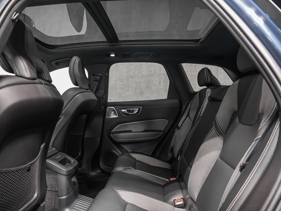 2022 Volvo XC60 Recharge R-Design, T8 AWD, Plug-In Hybrid-13