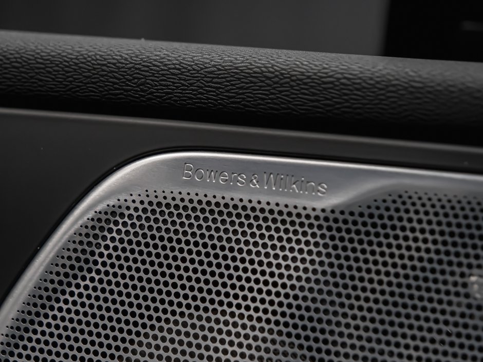 2022 Volvo XC60 Recharge R-Design, T8 AWD, Plug-In Hybrid-10