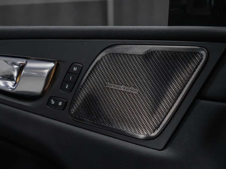 Volvo XC60 Recharge T8 AWD PLUG-IN HYBRID ULTIMATE DARK THEME 2024-10