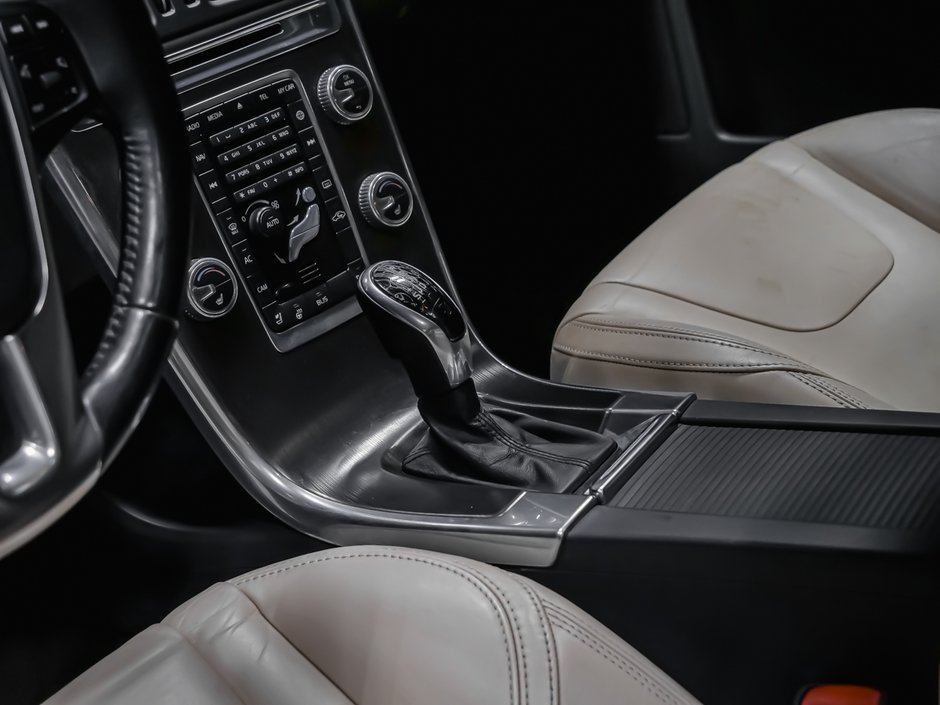 Volvo XC60 T6 AWD PREMIER PLUS VOLANT CHAUFFANT CAPTEUR ANGLE MORT TOIT OUVRANT 2015-7