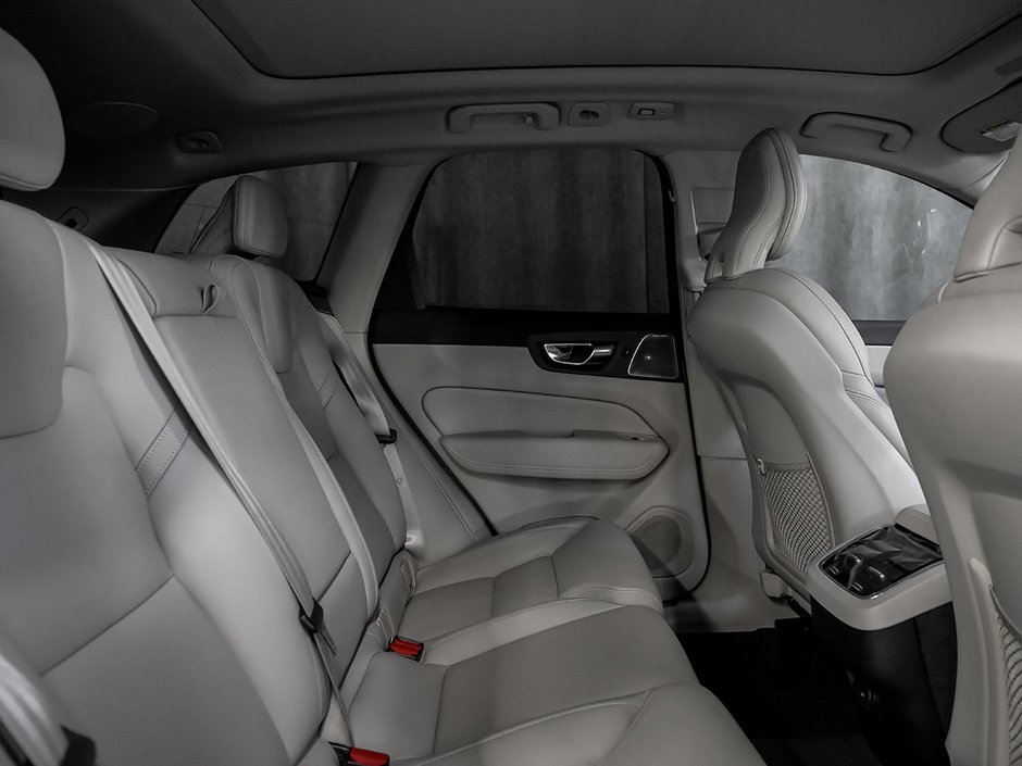 2022 Volvo XC60 B6 INSCRIPTION CLIMATE BOWERS & WILKINS-26