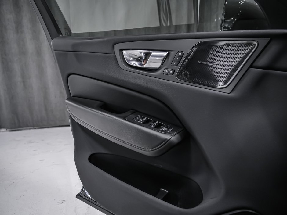 2022 Volvo XC60 B6 MOMENTUM-9