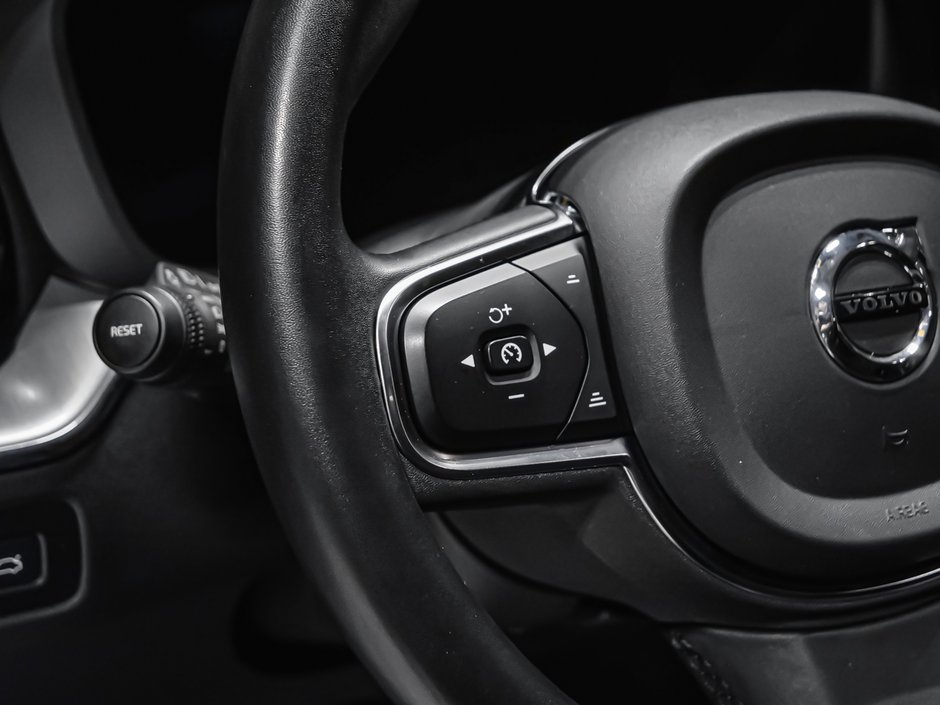 2022 Volvo XC60 B6 MOMENTUM CLIMATE-11