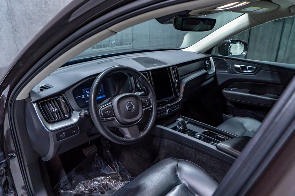 Volvo XC60 B5 MOMENTUM HARMAN KARDON 2022-6