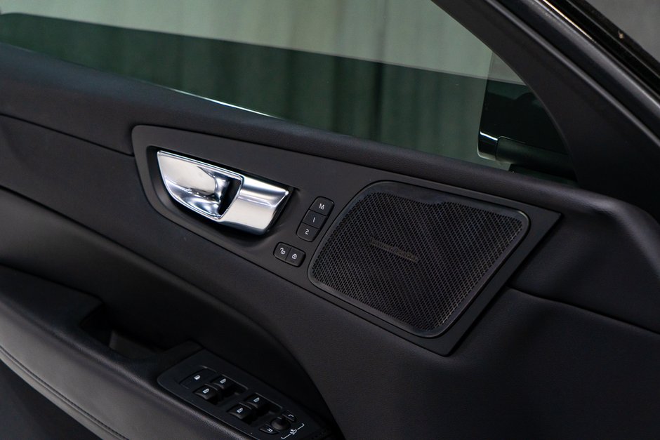 Volvo XC60 B5 MOMENTUM HARMAN KARDON 2022-12