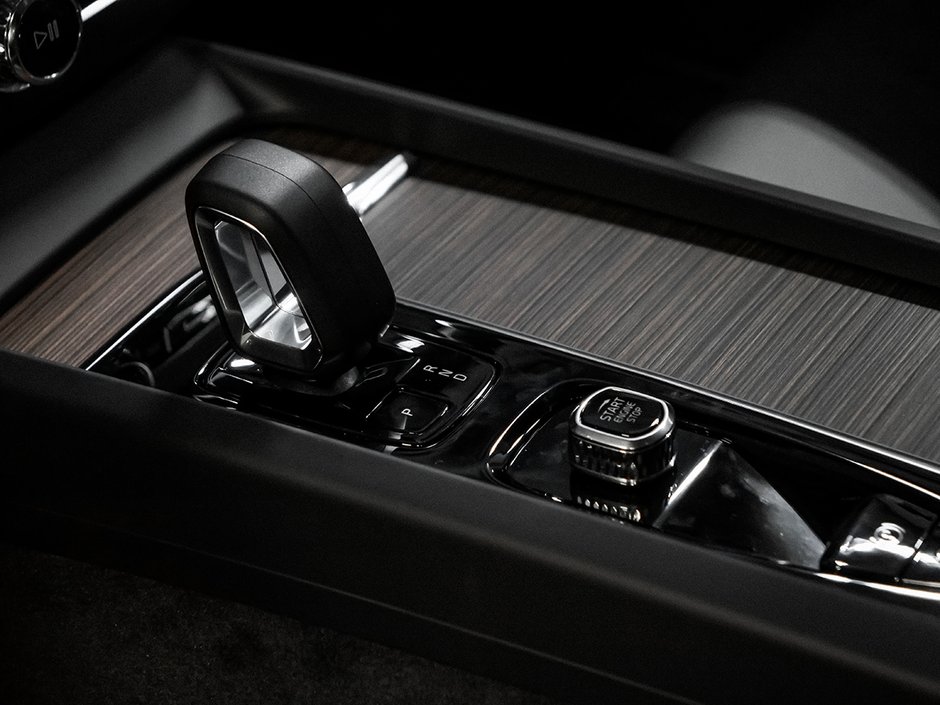 2023 Volvo XC60 PLUS DARK THEME-12